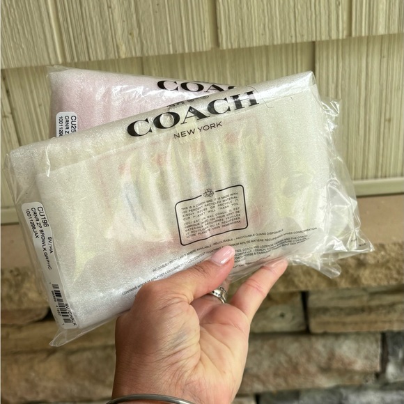 Authentic COACH pebbled leather zip top wristlet - Picture 11 of 11